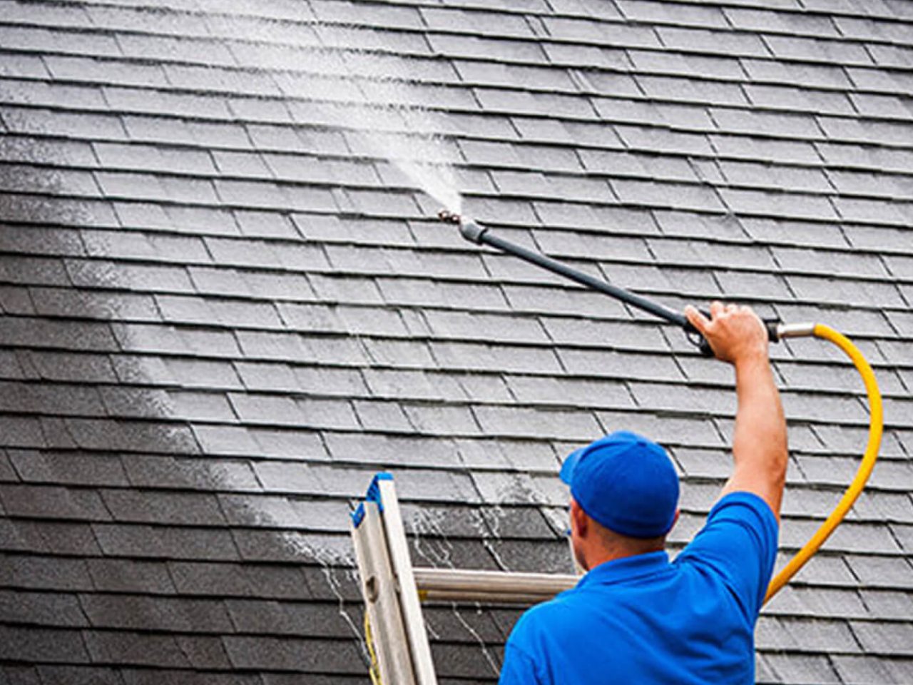 https://mastersqueegeedfw.com/wp-content/uploads/2025/02/roof-cleaning-e1741638610146-1280x960.jpg